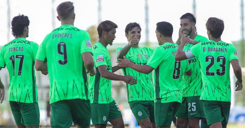 Jogadores do Sporting festejam um dos golos marcados na goleada ao Nacional.