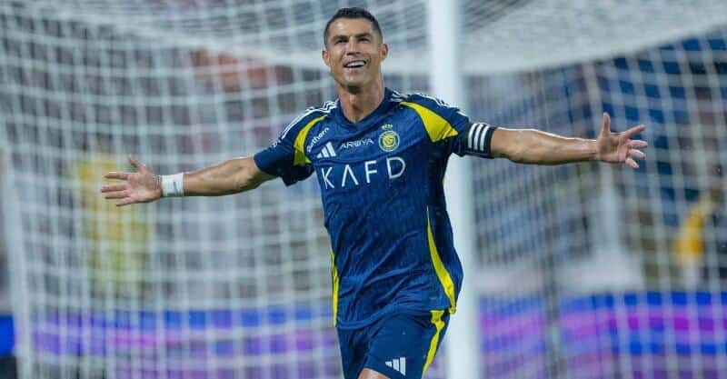 Cristiano Ronaldo festeja golo na meia-final da Supertaça da Arábia Saudita.