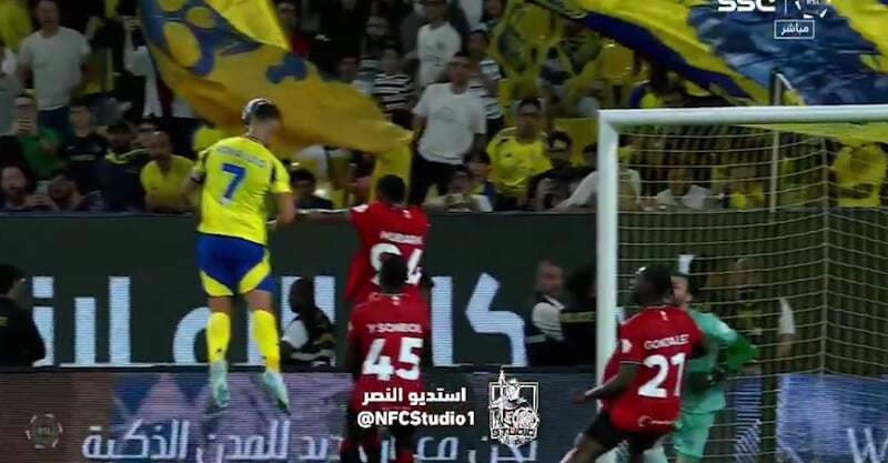 Cristiano Ronaldo marca de cabeça no Al Nassr-Al Raed.