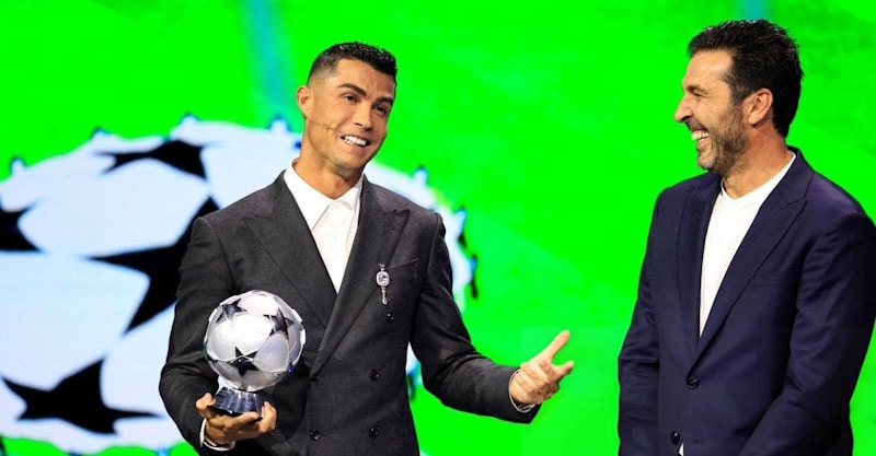 Cristiano Ronaldo e Gianluigi Buffon a rirem-se no sorteio da Liga dos Campeões.