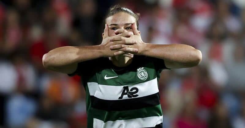 Telma Encarnação festeja golo no Benfica-Sporting na Supertaça feminina.