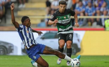 Pedro Gonçalves e Otávio em disputa de bola no Sporting-FC Porto da Supertaça.