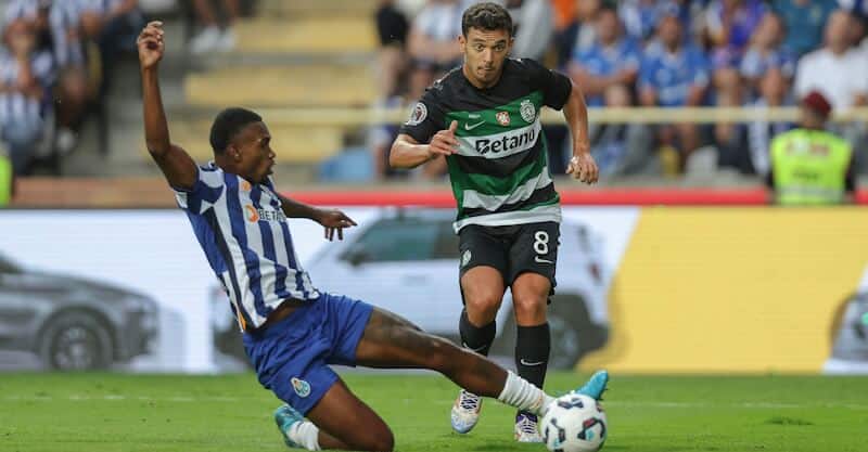 Pedro Gonçalves e Otávio em disputa de bola no Sporting-FC Porto da Supertaça.