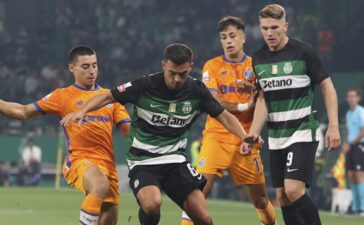 Jogadores de Sporting e FC Porto em disputa de bola no clássico.