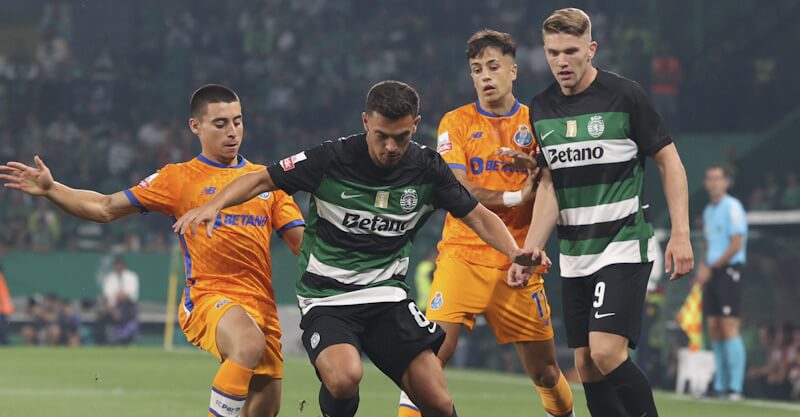 Jogadores de Sporting e FC Porto em disputa de bola no clássico.