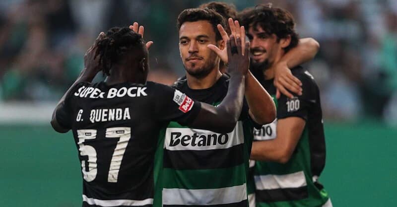 Pedro Gonçalves celebra com Geovany Quenda um golo no Sporting-Rio Ave.