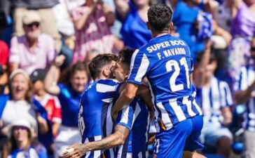 Jogadores do FC Porto festejam golo de Iván Jaime ao Santa Clara.