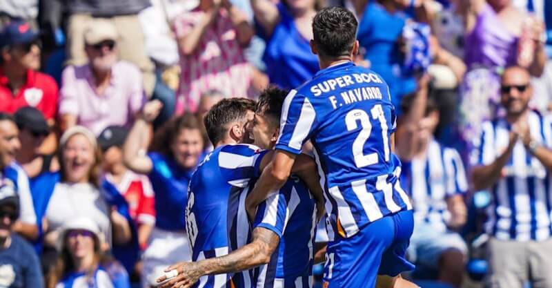 Jogadores do FC Porto festejam golo de Iván Jaime ao Santa Clara.