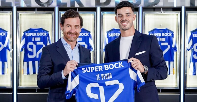 Momento da renovação de contrato de Zé Pedro no FC Porto.