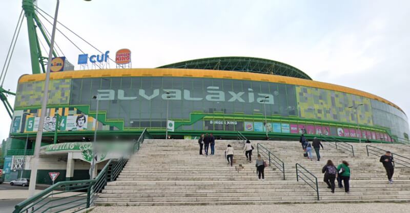 Centro Comercial Alvaláxia, junto ao estádio do Sporting.