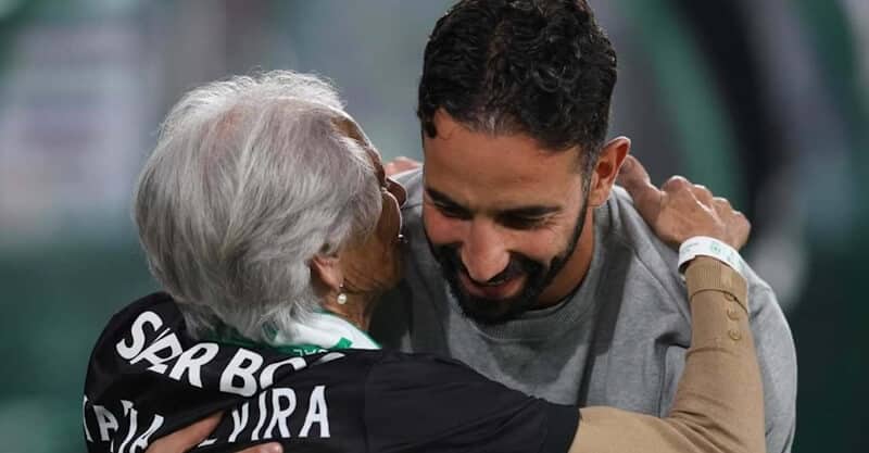 Rúben Amorim abraça Maria Elvira, idosa adepta do Sporting que perdeu tudo nos incêndios.