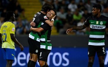 Jogadores do Sporting celebram golo de Pedro Gonçalves diante do Arouca.