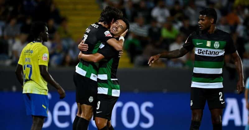 Jogadores do Sporting celebram golo de Pedro Gonçalves diante do Arouca.