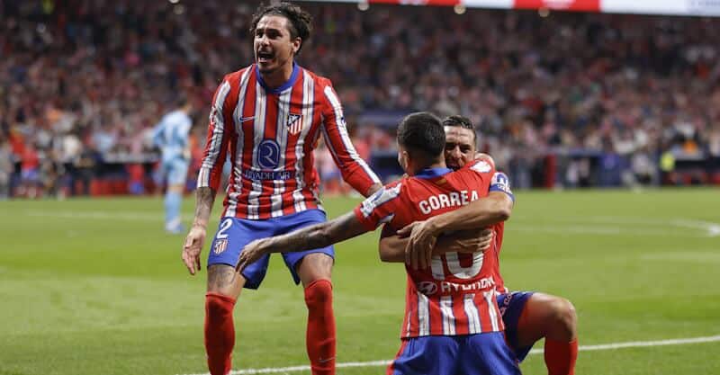 Jogadores do Atlético de Madrid celebram vitória sobre o Real Madrid nos últimos minutos.