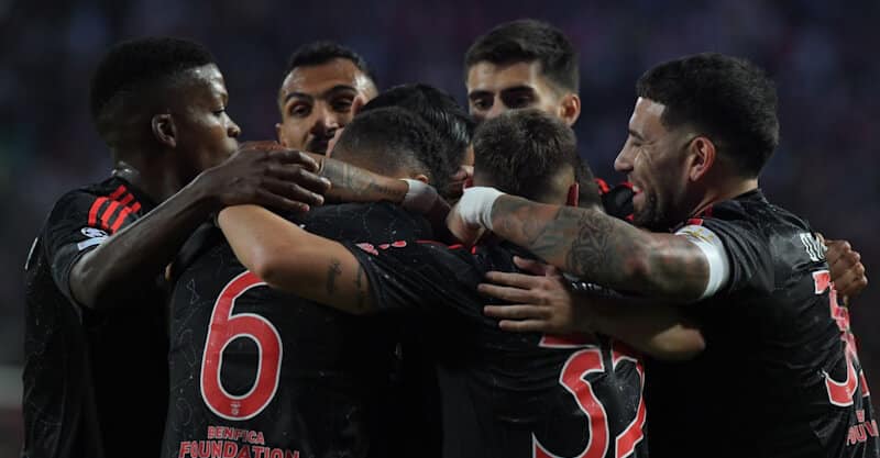 Benfica celebra vitória diante do Estrela Vermelha na Liga dos Campeões.