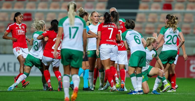 Jogadoras de Benfica e Hammarby em disputa de bola na Liga dos Campeões Feminina.