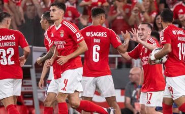 Jogadores do Benfica festejam golo na goleada ao Santa Clara.