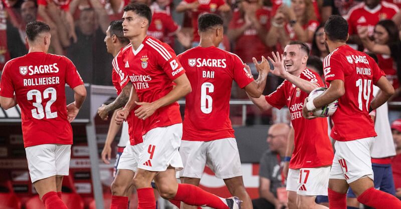 Jogadores do Benfica festejam golo na goleada ao Santa Clara.