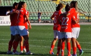 Jogadoras do Benfica festejam vitória sobre o Sarajevo na Liga dos Campeões Feminina.