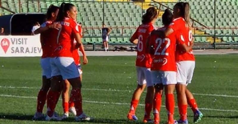 Jogadoras do Benfica festejam vitória sobre o Sarajevo na Liga dos Campeões Feminina.