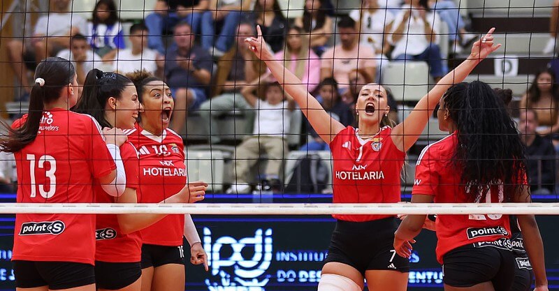 Jogadoras do Benfica celebram a conquista da Supertaça feminina em voleibol.