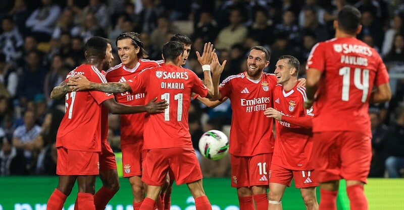 Jogadores do Benfica celebram o golo de Kokçu ao Boavista no Bessa.