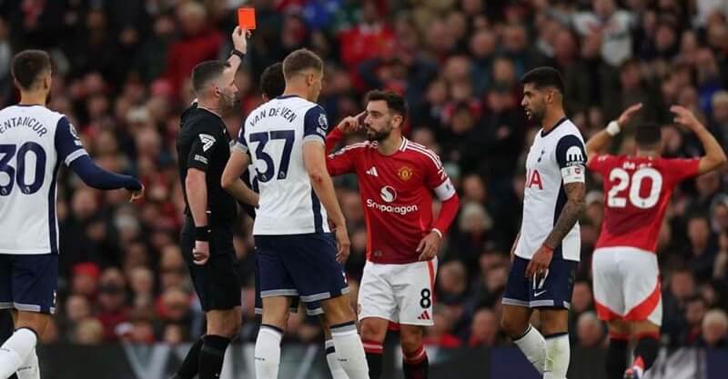 Momento da expulsão de Bruno Fernandes no Manchester United-Tottenham.