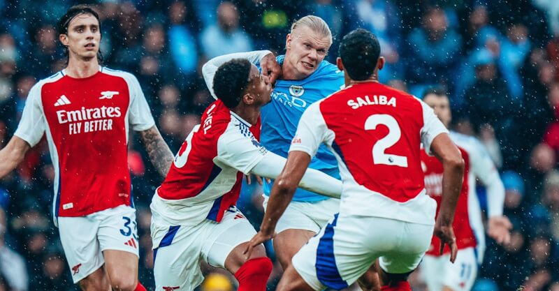 Erling Haaland, avançado do Manchester City, rodeado de jogadores do Arsenal.