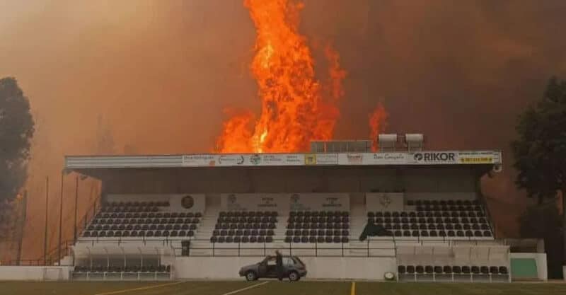 Estádio do Pessegueirense destruído por incêndio.