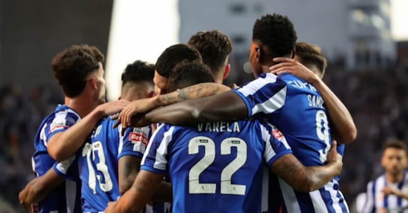 Jogadores do FC Porto celebram tento contra o Arouca.