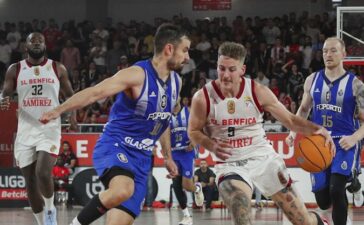 Jogadores de FC Porto e Benfica em disputa de bola na Supertaça de basquetebol.