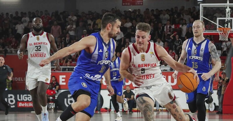 Jogadores de FC Porto e Benfica em disputa de bola na Supertaça de basquetebol.