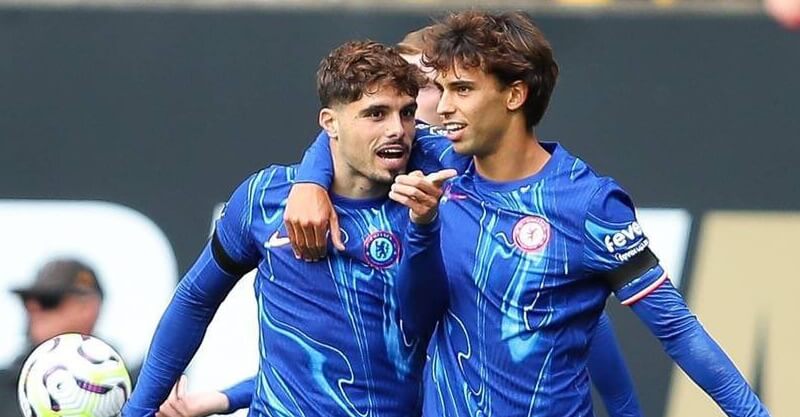 João Félix e Pedro Neto abraçados no Chelsea.