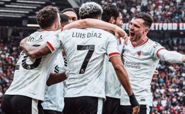 Jogadores do Liverpool celebram golo de Luis Díaz ao Manchester United.