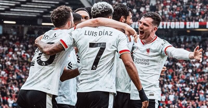 Jogadores do Liverpool celebram golo de Luis Díaz ao Manchester United.