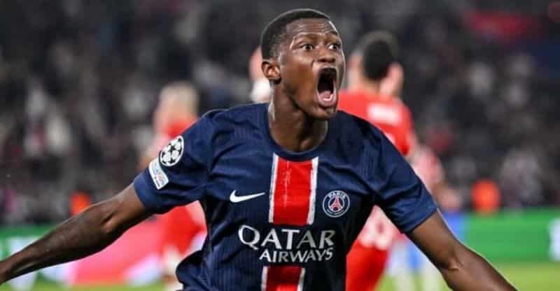 Nuno Mendes celebra golo que decidiu o PSG-Girona.