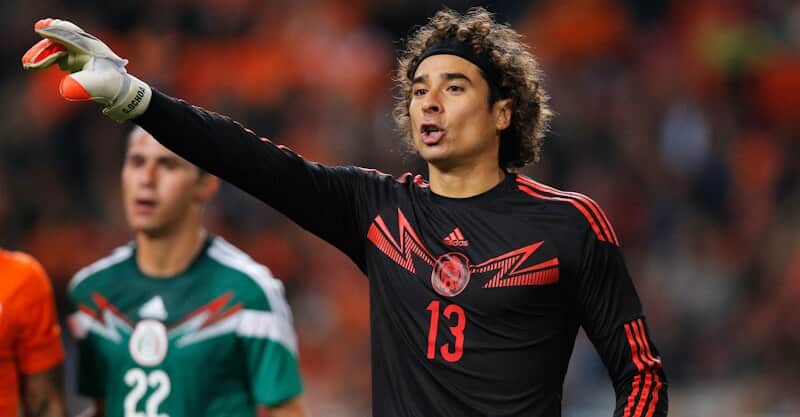 Guillermo Ochoa, guarda-redes internacional mexicano que reforça o AVS.