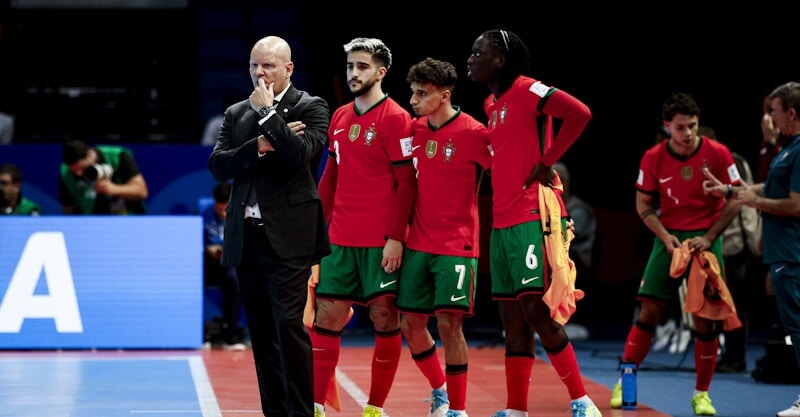 Jogadores portugueses desapontados com a eliminação do Mundial de Futsal.