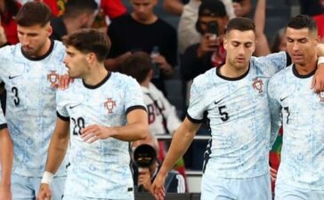 Jogadores de Portugal celebram golo 900 de Cristiano Ronaldo no jogo com a Croácia.