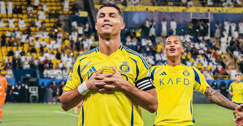 Cristiano Ronaldo celebra golo no Al Nassr-Al-Wehda.