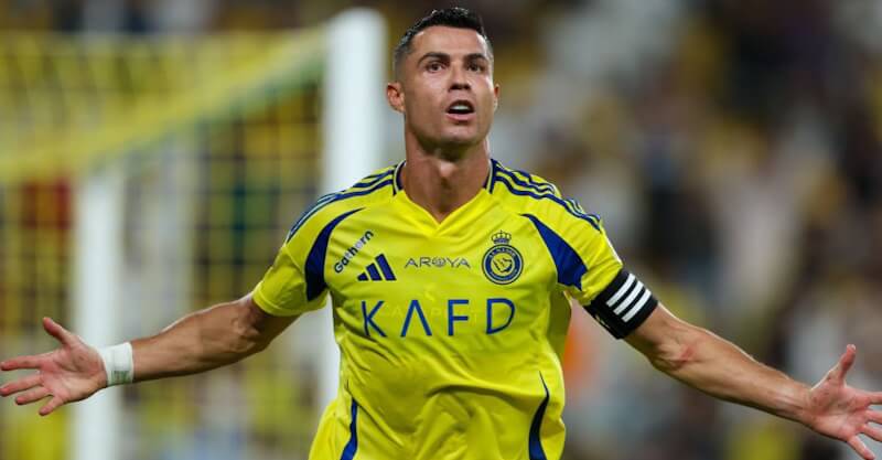 Cristiano Ronaldo celebra golo pelo Al Nassr.