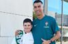 Cristiano Ronaldo ao lado de Francisco, menino que perdeu os pais numa explosão.