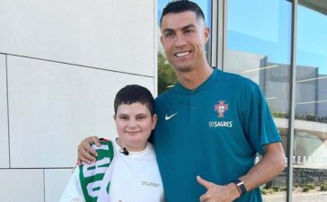 Cristiano Ronaldo ao lado de Francisco, menino que perdeu os pais numa explosão.