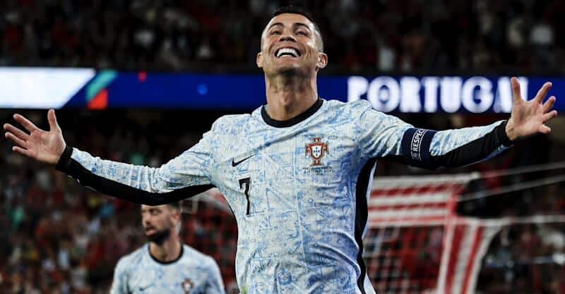 Cristiano Ronaldo celebra golo 900 no Portugal-Croácia.