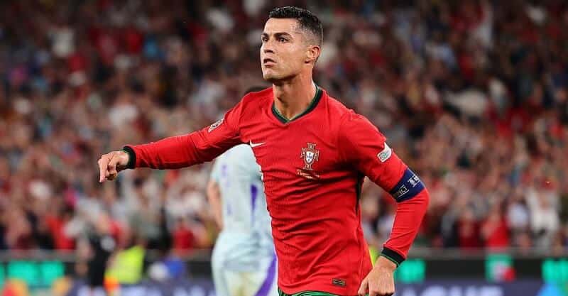 Cristiano Ronaldo celebra o golo da vitória no Portugal-Escócia.