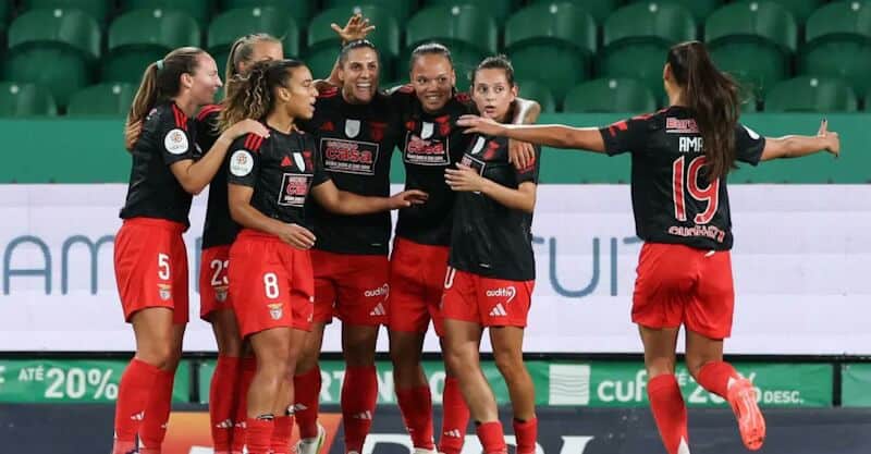 Jogadoras do Benfica celebram golo ao Sporting na Supertaça feminina.