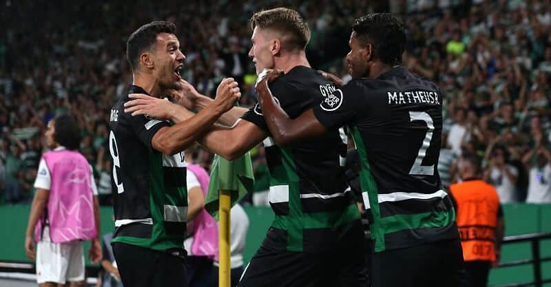 Jogadores do Sporting celebram golo de Viktor Gyökeres ao Lille na Liga dos Campeões.