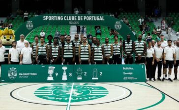 Jogadores do Sporting na conquista do troféu Stromp de basquetebol.