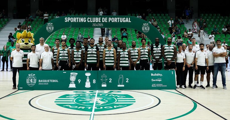 Jogadores do Sporting na conquista do troféu Stromp de basquetebol.