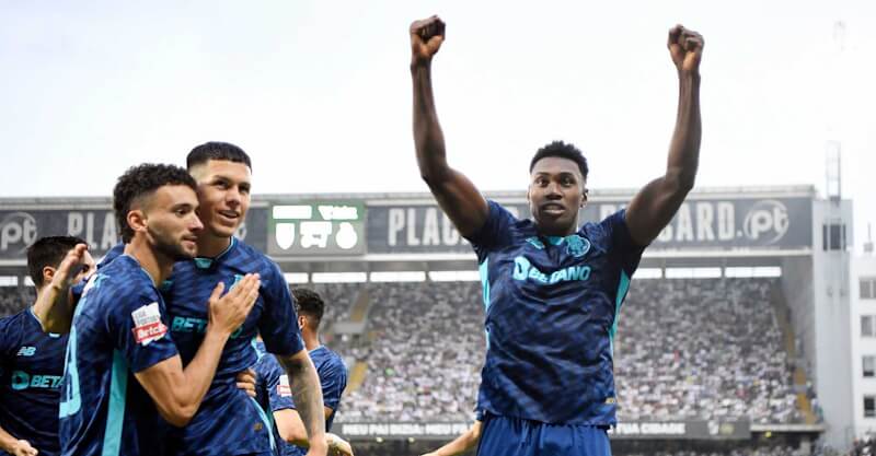 Samu Omorodion celebra os golos marcados no V. Guimarães-FC Porto.